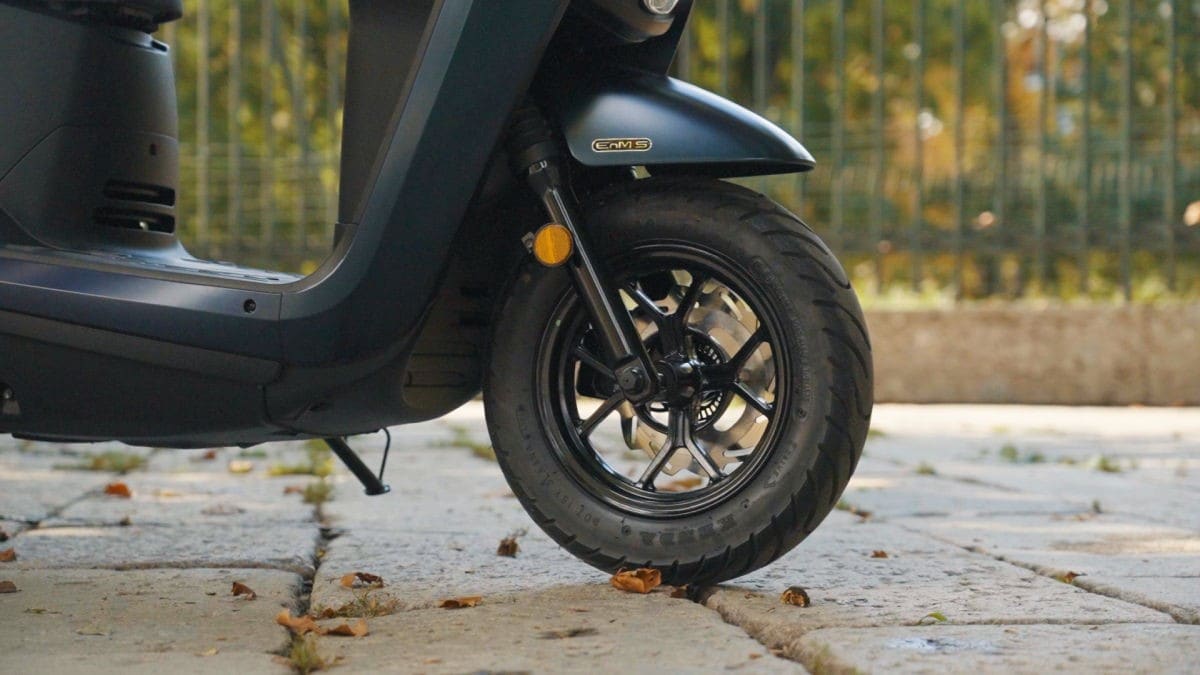 Leggerissimo, pratico e non consuma niente: ecco il SYM Colibrì 125, un nuovo peso piuma per la città